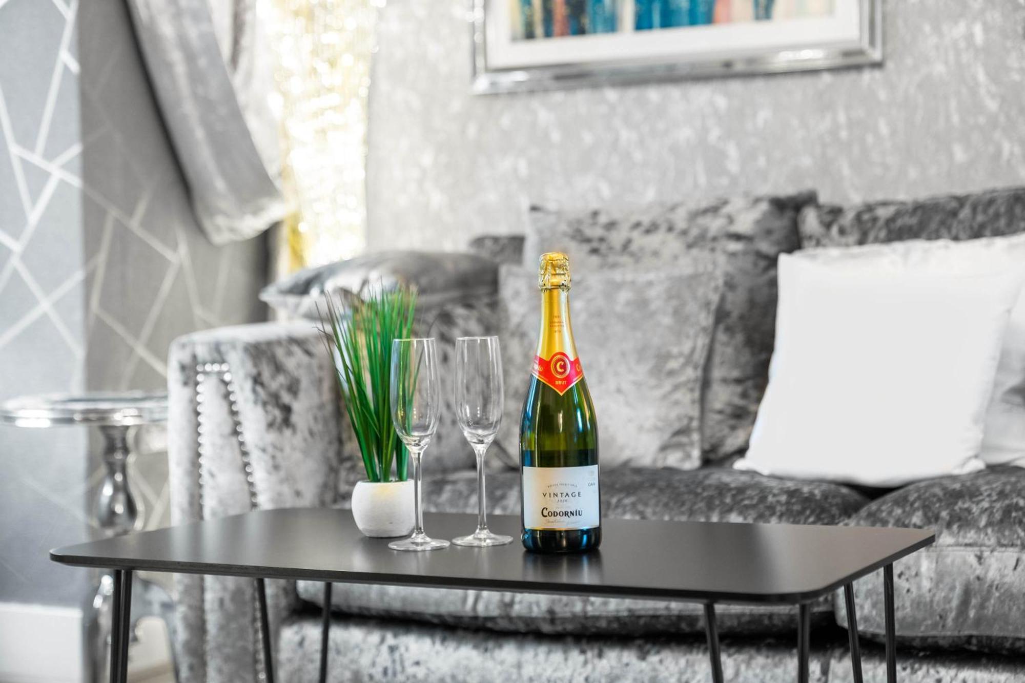 Luxury 1 Bed Flat With Parking 11K - Top Rated - Netflix - Wifi - 70 Inch Smart Tv - Birmingham City Centre - Tv In Bedroom - Top Rated エクステリア 写真