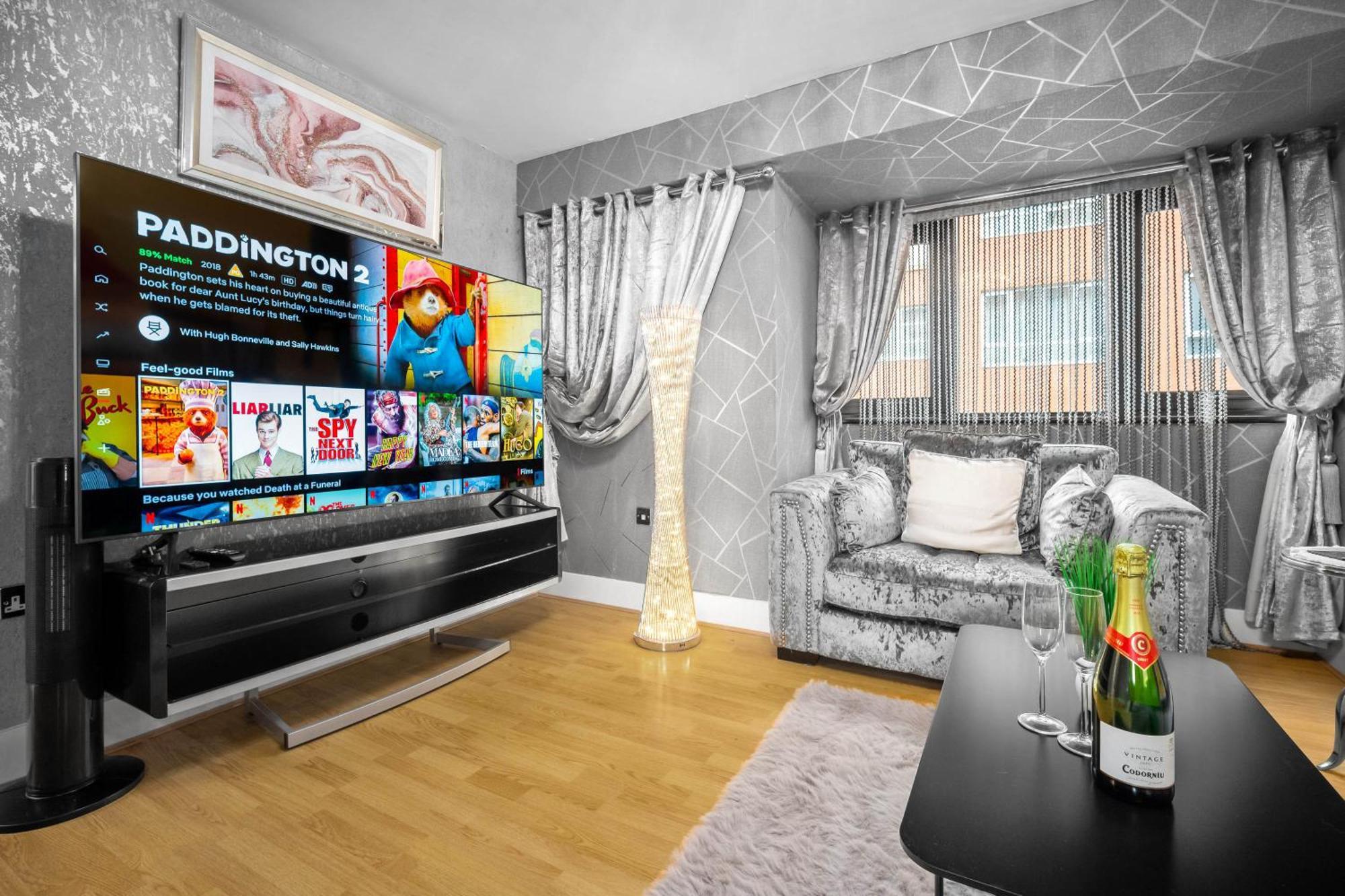 Luxury 1 Bed Flat With Parking 11K - Top Rated - Netflix - Wifi - 70 Inch Smart Tv - Birmingham City Centre - Tv In Bedroom - Top Rated エクステリア 写真