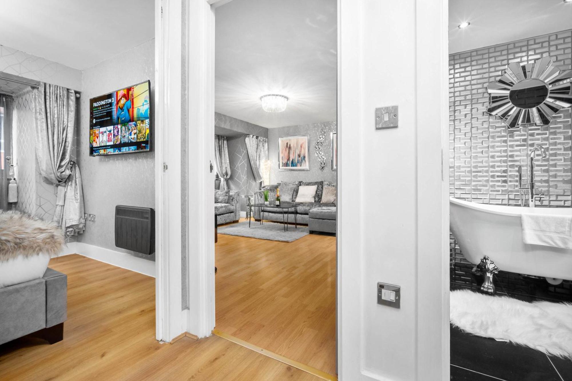 Luxury 1 Bed Flat With Parking 11K - Top Rated - Netflix - Wifi - 70 Inch Smart Tv - Birmingham City Centre - Tv In Bedroom - Top Rated エクステリア 写真